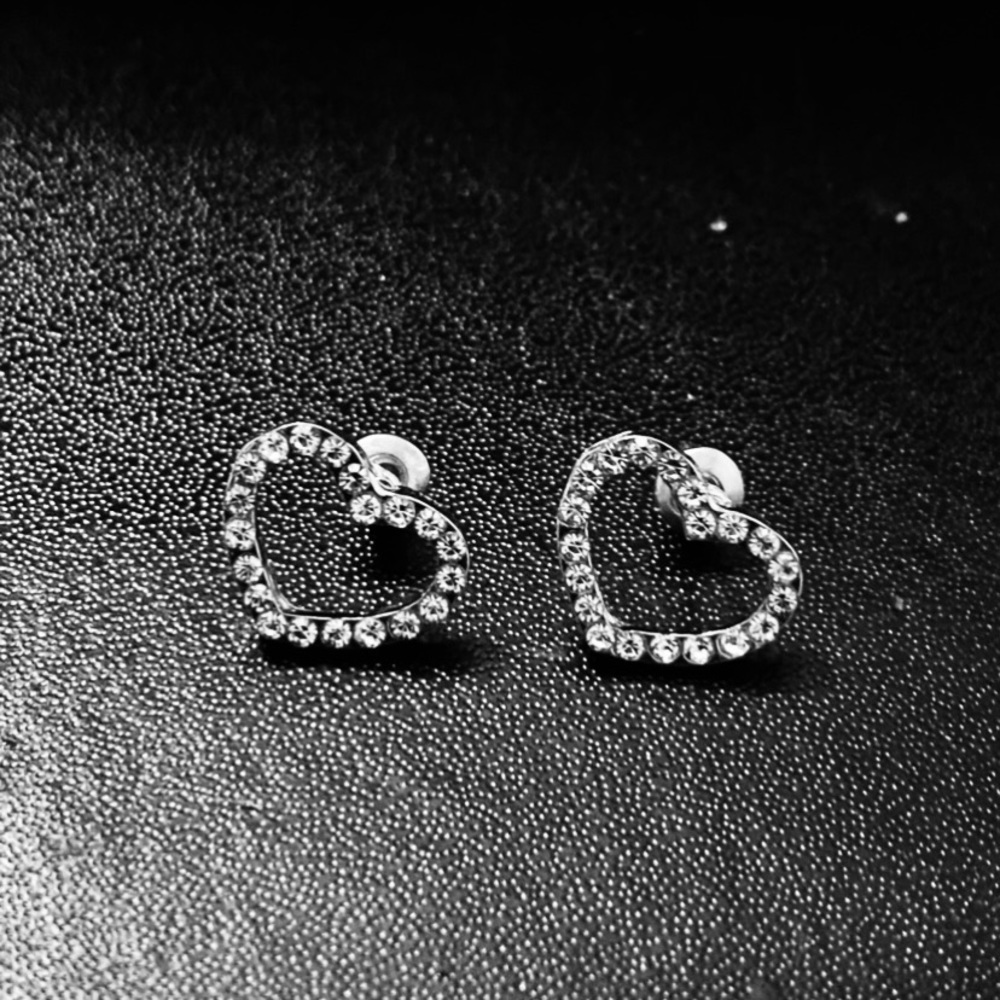 💗 Crystal Heart Silver Stud Earrings NEW - Picture 3 of 5